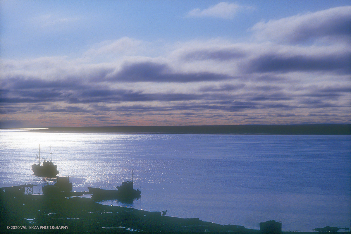 06 SIBERIA .jpg - Luglio/Agosto 1992. Siberia, terra dei Chukchi. Nell'oceano artico  125 Km a nord-est della penisola dei Chukchi (Siberia) c'Ã¨  l'isola di Wrangel, essa ospita piÃ¹ del doppio di specie vegetali (417) di qualsiasi territorio artico a paritÃ  di superficie nonchÃ¨ 30 specie diverse di uccelli oltre ad orsi polari, foche e trichechi ; per questo motivo   Ã¨ stata proclamata patrimonio dell'umanitÃ  dall'UNESCO. Nella foto il porto fluviale di Khatanga tappa durante il volo della spedizione.